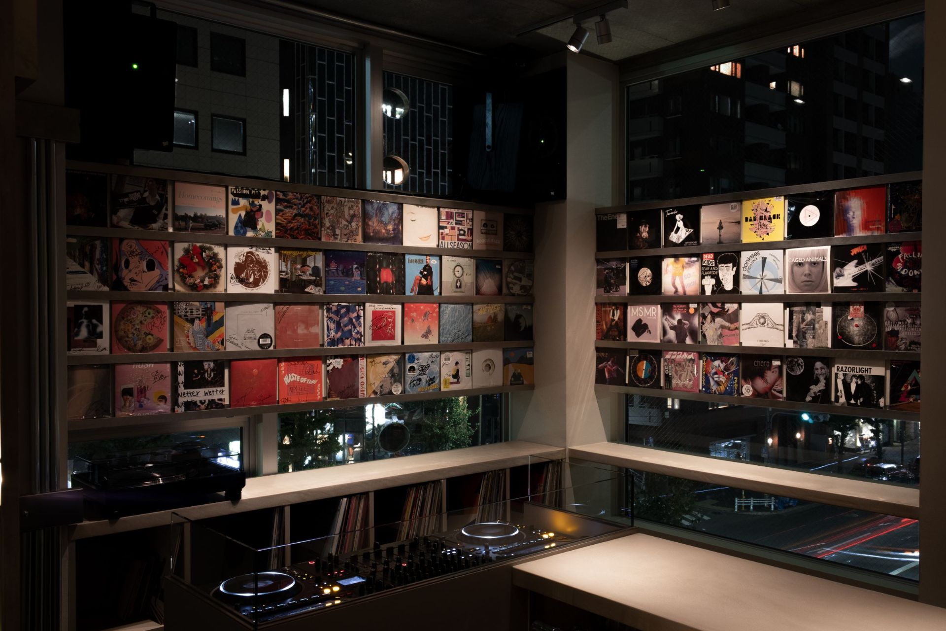 Spincoaster Music Bar 恵比寿店 店内 — 夜景とアナログレコードのミュージックバー