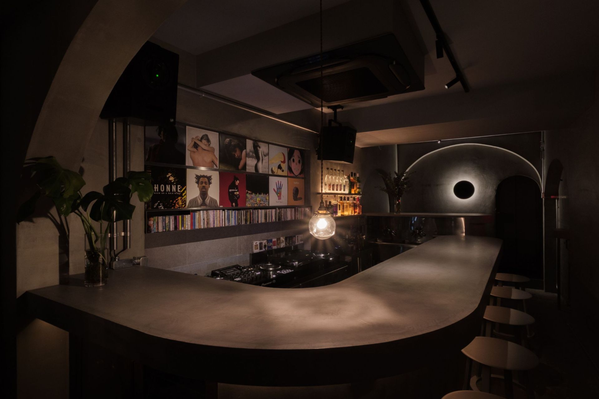 Spincoaster Music Bar 神楽坂店 店内 — カセットテープが聴ける隠れ家ミュージックバー