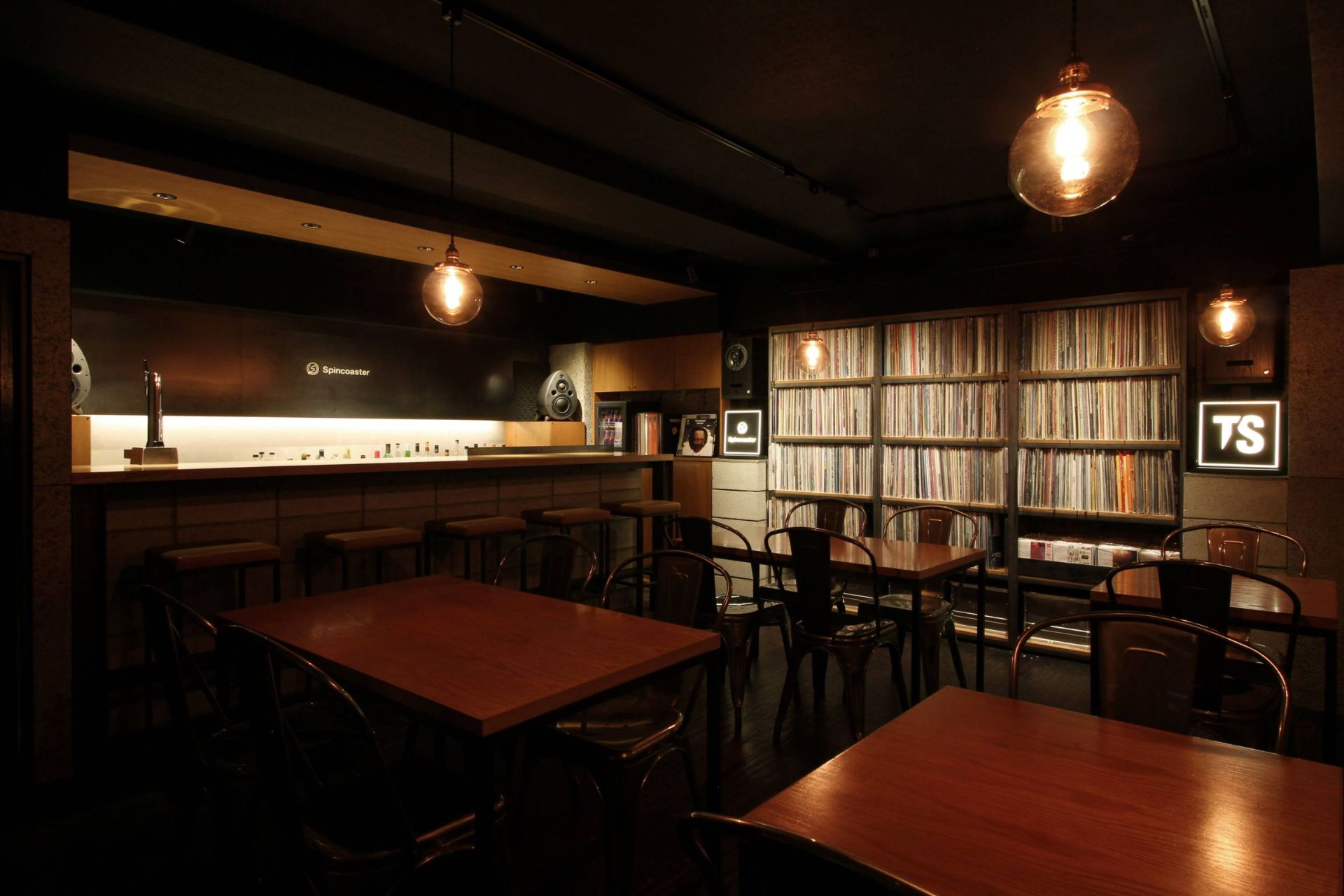 Spincoaster Music Bar 新宿店(代々木) 店内 — ハイレゾ&アナログレコードのミュージックバー
